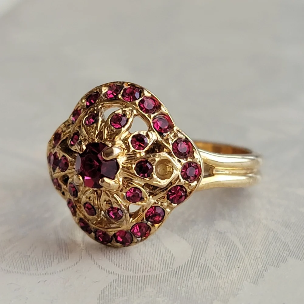 Beautiful Vintage Ring Simulated Ruby Gemstone Cluster Gold Tone Size 8 Flawed